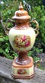 Pegasus – Kunst - Antik - Design präsentiert: Riesige englische Vase mit Deckel aus Fayence, 19. Jahrhundert.