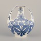 L'Art 
præsenterer: 
Alf 
Wallander for 
Rörstrand. Art 
Nouveau vase i 
fajance med 
dobbelthank.