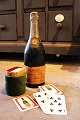K&Co. 
præsenterer: 
Dekorativ 
, gammel 
champagneflaske 
i træ med 2 sæt 
champagne 
spillekort
gemt indeni...