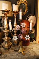 K&Co. 
præsenterer: 
Gammel 
fransk 
kirkelysestage 
i bronze med 
lille engel ved 
foden , 6 
blomster i 
porcelæn og ...