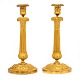 Aabenraa 
Antikvitetshandel 
präsentiert: 
Ein Paar 
feuervergoldete 
Bronzenleuchter.
 Frankreich um 
1810-20. H: 
31cm