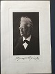 Ole Buus Larsen 
præsenterer: 
Fotogravure 
- portræt af 
forfatteren 
Bjørnstjerne 
Bjørnson.