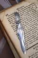 K&Co. presents: 
Nice, old 
bookmark in 
silver with an 
owl on top...