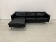 MR Retro Design 
präsentiert: 
Chaiselong-
Sofa, 
linksgerichtet, 
aus schwarzem 
Anilinleder und 
mit Beinen aus 
...