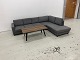 MR Retro Design 
präsentiert: 
Hjort 
Knudsen-Sofa 
mit offenem 
Ende in Gårå 
Montana-Stoff, 
das einen 
Couchtisch ...