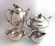 Lundin Antique 
präsentiert: 
Cohr. 
Silberservice 
(830), 
bestehend aus 
Teekanne, 
Kaffeekanne, 
Sahnekännchen 
und ...