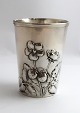 A. Dragsted. 
Kleine silberne 
Vase mit 
Blumenmotiv. 
Höhe ...