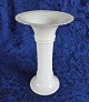 Antikkram 
präsentiert: 
Holmegaard 
Kunstglas. 
Vase/Kerzenhalter 
aus Milch 
Weißglas 
18,5cm.