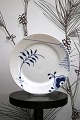 K&Co. presents: 
Royal 
Copenhagen MEGA 
Mussel herring 
plate Dia.: 
19cm.
RC#620...