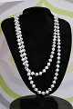 K&Co. presents: 
Nice, old 
necklace made 
of 110 small 
glass cubes. 
Length 120 cm.