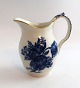 Lundin Antique 
präsentiert: 
Königliches 
Kopenhagen. 
Blaue Blume, 
mit Gold. 
Milchkännchen. 
Modell 1535. 
Höhe 9,5 ...