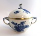 Lundin Antique 
präsentiert: 
Königliches 
Kopenhagen. 
Blaue Blume, 
mit 
Gold.Zuckerdose.
 Modell 1680. 
Durchmesser ...