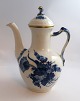 Lundin Antique 
präsentiert: 
Königliches 
Kopenhagen. 
Blaue Blume, 
mit Gold. 
Kaffeekanne. 
Modell 1517. 
Höhe 23,5 ...
