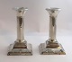 Lundin Antique 
präsentiert: 
England. 
Sterling-
Kerzenleuchter 
(925). Ein 
Paar. 
Birmingham 
1934. Höhe 13,5 
cm. ...