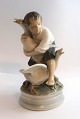 Königliches 
Kopenhagen. 
Porzellanfigur. 
Der Gänsedieb. 
...