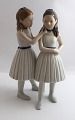 Lundin Antique 
präsentiert: 
Royal 
Copenhagen. 
Porzellanfigur. 
Ballettmädchen. 
Modell 135. 
Höhe 22 cm. (1 
Wahl)