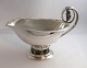 Lundin Antique 
præsenterer: 
Georg 
Jensen. 
Sterling (925). 
Sauceskål med 
druer. Design 
296A. Længde 24 
cm. Højde ...