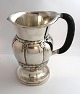 Lundin Antique 
præsenterer: 
Georg 
Jensen. Design 
7. Sølvkande. 
Sterling (925). 
Design; Georg 
Jensen. Højde 
20 ...