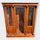 Vitrine
Facettenglas in den Türen
3900 DKK