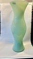 Stentoft Antik 
präsentiert: 
Holmegaardn 
Quadro Vase aus 
mintgrünem Glas 
Höhe 33 cm 
Durchmesser 
12,5 cm