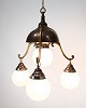 Osted Antik & 
Design 
præsenterer: 
3-armet 
Lysekrone - 
Bruneret 
Messing & 
Opalglas Kugler 
– JugendStil - 
1930’erne
