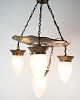 Osted Antik & 
Design 
præsenterer: 
Lysekrone 
– 4 Arme – 
Patineret 
Hamret Messing 
& Dråbeformede 
Glas - ...