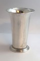 Georg Jensen. Vase aus Sterlingsilber, gehämmert. Modell 107. Höhe 13,5 cm. 
Hergestellt 1925-1932