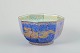 L'Art 
præsenterer: 
Wedgwood, 
England
Ottekantet 
skål i 
blå-lilla 
lustre ware.