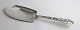 Lundin Antique 
präsentiert: 
Tang. 
Design Thorvald 
Bindesböll. 
Großer 
Kuchenspatel / 
Fischspatel. 
Länge 28 cm. 
...