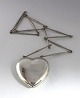 Lundin Antique 
präsentiert: 
Georg 
Jensen. 
Halskette mit 
großem 
Silberherz 
(925). Modell 
126. Maße 6,5 * 
6,5 cm. ...