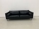 MR Retro Design 
präsentiert: 
Mogens 
Hansen MH321 
3-Sitzer-Sofa 
in schwarzem 
Semianilinleder 
mit 
quadratischen 
...