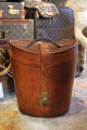 K&Co. 
præsenterer: 
Dekorativ 
, gammel læder 
boks (gammel 
hatteæske) med 
en rigtig fin 
patina. Super 
fin til ...