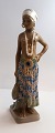 Lundin Antique 
præsenterer: 
Dahl 
Jensen. 
Porcelænsfigur. 
Pige fra Øst 
Sierra Leone. 
Model # 1117. 
Højde 25 cm. 
...