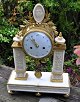 Französische 
Säulenuhr aus 
vergoldeter 
Bronze und 
weißem ...
