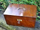 Pegasus – Kunst 
- Antik - 
Design 
presents: 
Sugar box 
in polished elm 
wood, 19th 
century.