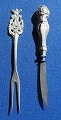 2 Besteckteile für z.B. Oliven. Gabel 11,5cm in 
830 Silber, Messer 10,5cm ohne Stempel.