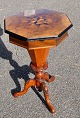Pegasus – Kunst 
- Antik - 
Design 
präsentiert: 
8-seitiger 
Nähtisch aus 
Walnussholz mit 
Intarsien, 19. 
...