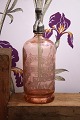 K&Co. 
præsenterer: 
Dekorativ 
, smuk gammel 
fransk glas 
sifon i rosa 
farve med ætset 
skrift - 
Lille/Paris...