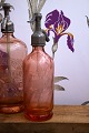 K&Co. 
præsenterer: 
Dekorativ 
, sjælden 
fransk mini 
glas sifon fra 
begyndelsen af 
1900 tallet i 
rosa farvet 
glas...
