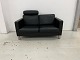 MR Retro Design 
præsenterer: 
Mogens 
Hansen MH321 2 
Pers. Sofa i 
sort prestige 
læder og med 
ben i børstet 
stål. ...