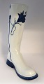 Lundin Antique präsentiert: Royal Copenhagen. Großer Porzellanstiefel mit blauem Megamalet. Höhe 36 cm. ...