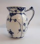 Lundin Antique präsentiert: Königliches Kopenhagen. Musselmalet Halbspitze. Milchkännchen. Modell 561. Höhe ...