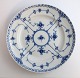 Lundin Antique präsentiert: Königliches Kopenhagen. Musselmalet, Halbspitze. Mittagsteller. Modell 572. ...