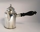 Lundin Antique präsentiert: Krug. Silber (830) . Silber Marke (P.F) Pierre Frontin. Geboren im Jahre 1758 und ...