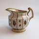 Lundin Antique präsentiert: Königliches Kopenhagen. Henriette. Sahnekännchen. Modell 444-8564. Höhe 9 cm. (1 Wahl).