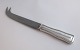 Lundin Antique präsentiert: Georg Jensen. Sterlingsilber. Dobbeltriflet. Käsemesser mit Stahlklinge. Länge 18,5 cm.