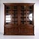 Osted Antik & Design präsentiert: Großer Antiker Bibliotheksschrank aus Eiche mit Glasschiebetüren ca. 1890–1910
