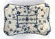 Lundin Antique präsentiert: Royal Copenhagen. Musselmalet, Vollspitze. Quadratische Tablett. Modell 1195. Länge ...