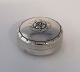 Lundin Antique präsentiert: Georg Jensen. Pillendose aus Sterlingsilber. Design 79D. Durchmesser 3,5 cm