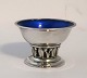 Lundin Antique präsentiert: Georg Jensen. Salzgefäß aus Sterlingsilber mit blauer Emaille. Entwurf 180. ...